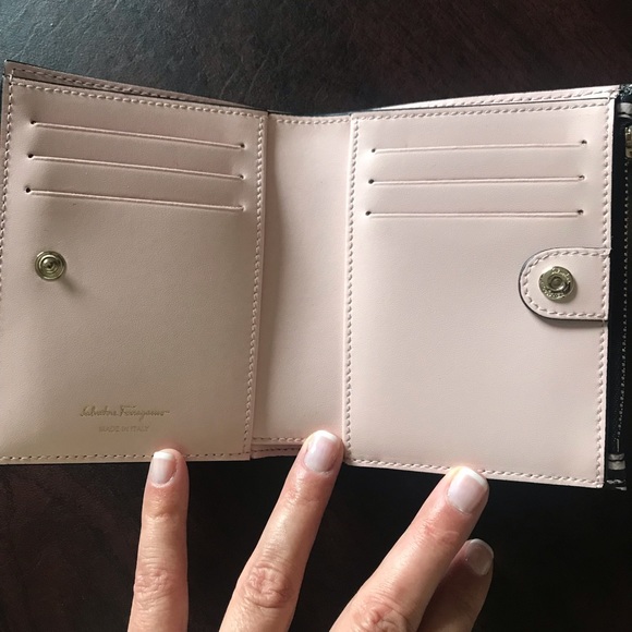 Salvatore Ferragamo Nero calfskin wallet. Excellent, like new condition. - Picture 4 of 13
